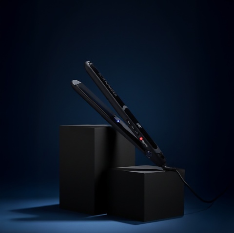 UG170 UPGRADE Prostownica do włosów z niebieskim światłem jonizującym Slim z tytanowymi płytkami